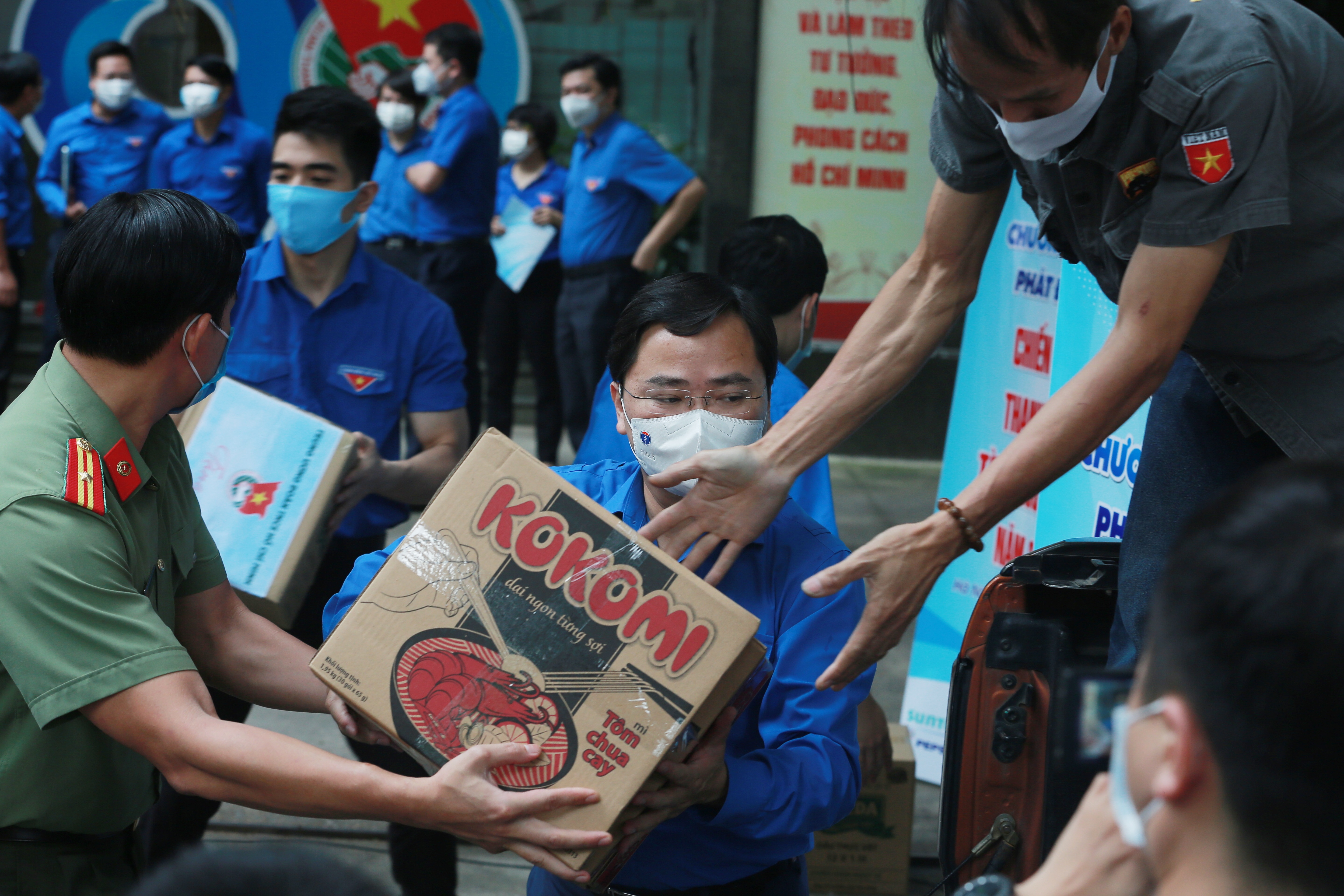 Phát cơm từ thiện